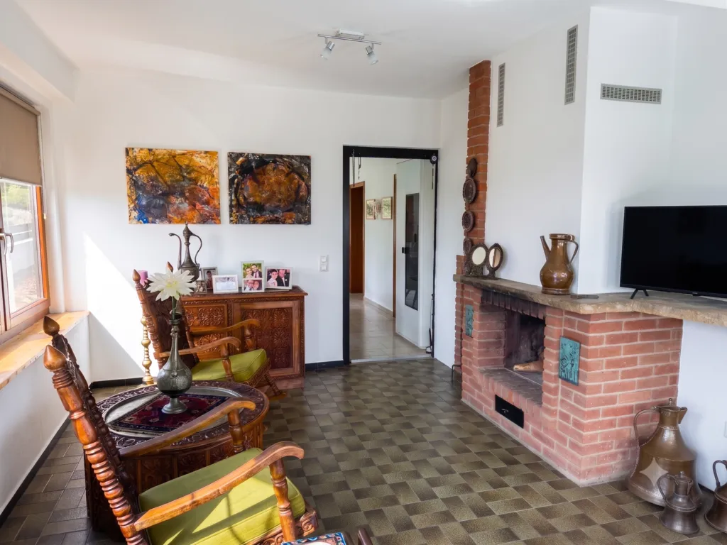 Gemütliches Kaminzimmer und Wintergarten mit Flachbild-TV für entspannte Abende in der Pension am Ith.
