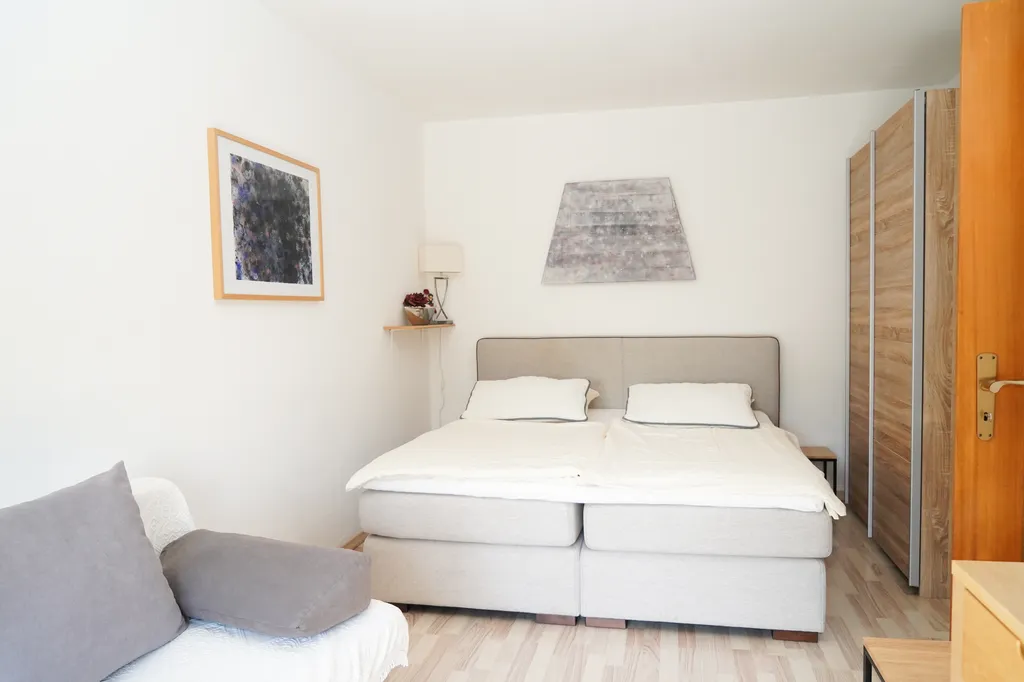 Komfortable Ferienwohnung in Salzhemmendorf mit Doppelbett, Sofa und großem Kleiderschrank für längere Aufenthalte.