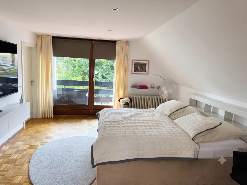 Komfort-Doppelzimmer mit TV und privatem Balkon – Ihre ruhige Unterkunft am Ith.