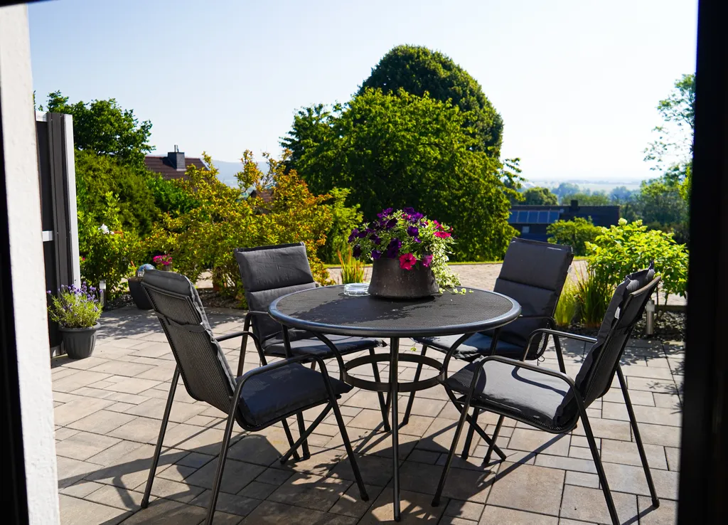 Einladende Terrasse mit Sitzgruppe für unsere beiden Komfort Einzelzimmer. Ein herrlichem Weitblick auf die Landschaft rund um Salzhemmendorf und direkten Zugang in unseren Garten.