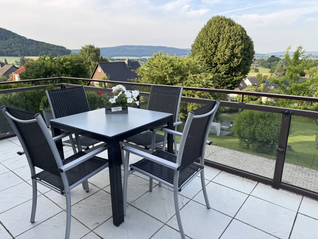 Weiter Blick ins Tal von der Sonnenterrasse